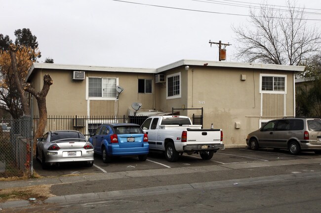 545-555 Santiago Ave in Sacramento, CA - Foto de edificio - Building Photo