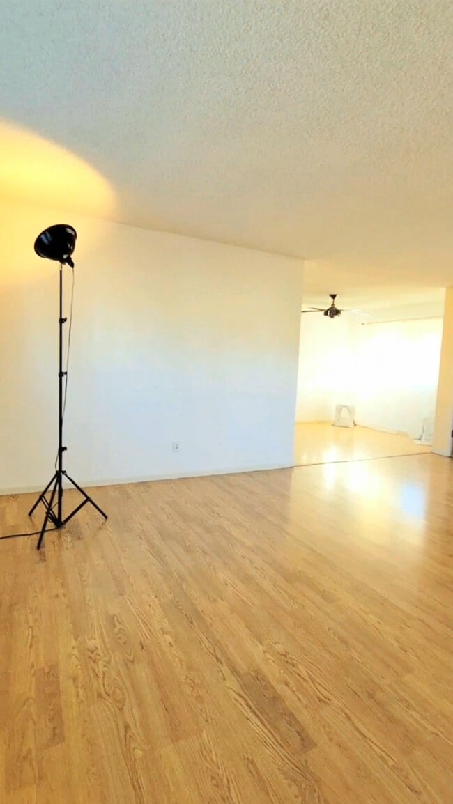 2239 N Frederic St, Unit Apt in Burbank, CA - Foto de edificio - Building Photo