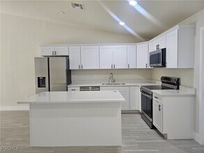 876 Apartment St in Lehigh Acres, FL - Building Photo - Building Photo