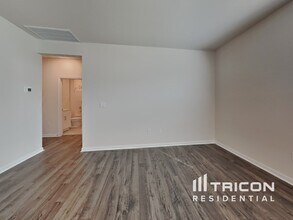 281 Hanging Elm Ln in Fuquay Varina, NC - Building Photo - Building Photo