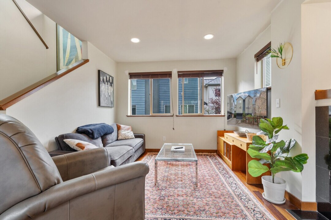 4401 SW Raymond St in Seattle, WA - Building Photo