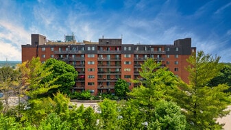 Georgian Towers in Barrie, ON - Building Photo