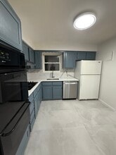 30 Bay 37th St, Unit 3 in Brooklyn, NY - Foto de edificio - Building Photo