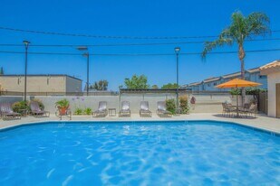Glenoaks Terrace Apartments in Anaheim, CA - Building Photo