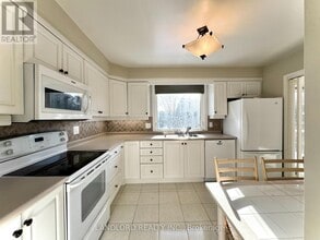 2294 Wyandotte Dr in Oakville, ON - Building Photo - Building Photo