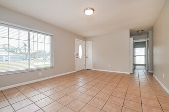 420 Silver Hill Dr in Valrico, FL - Foto de edificio - Building Photo