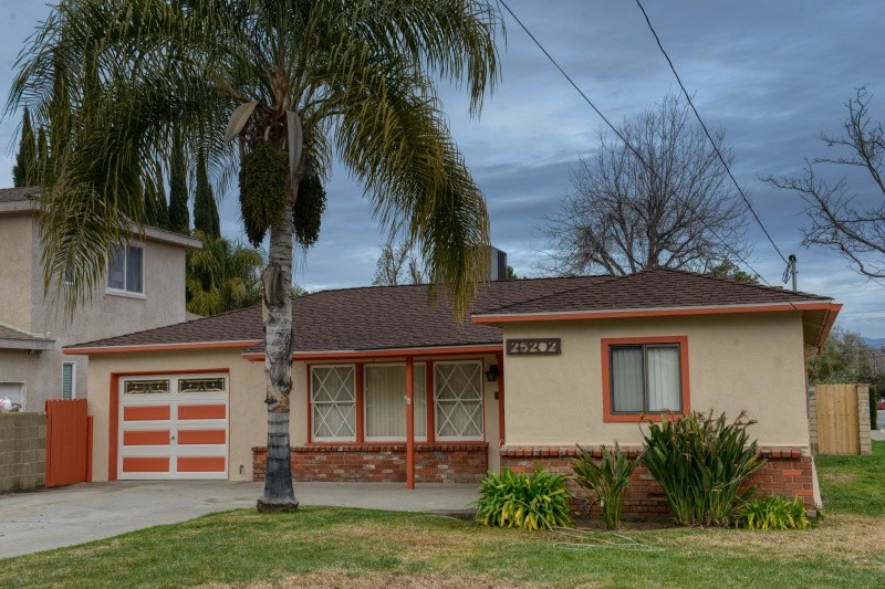 25202 De Wolfe Rd in Santa Clarita, CA - Building Photo