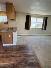 10920 Apricot St, Unit A in Oakland, CA - Foto de edificio - Building Photo