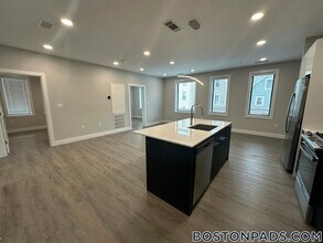 656 Saratoga St, Unit 211 in Boston, MA - Building Photo - Building Photo