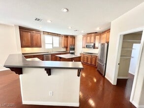 18 Blue Valley Dr in Henderson, NV - Building Photo - Building Photo