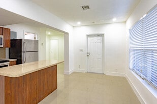 YOUNG CIRCLE in Hollywood, FL - Building Photo