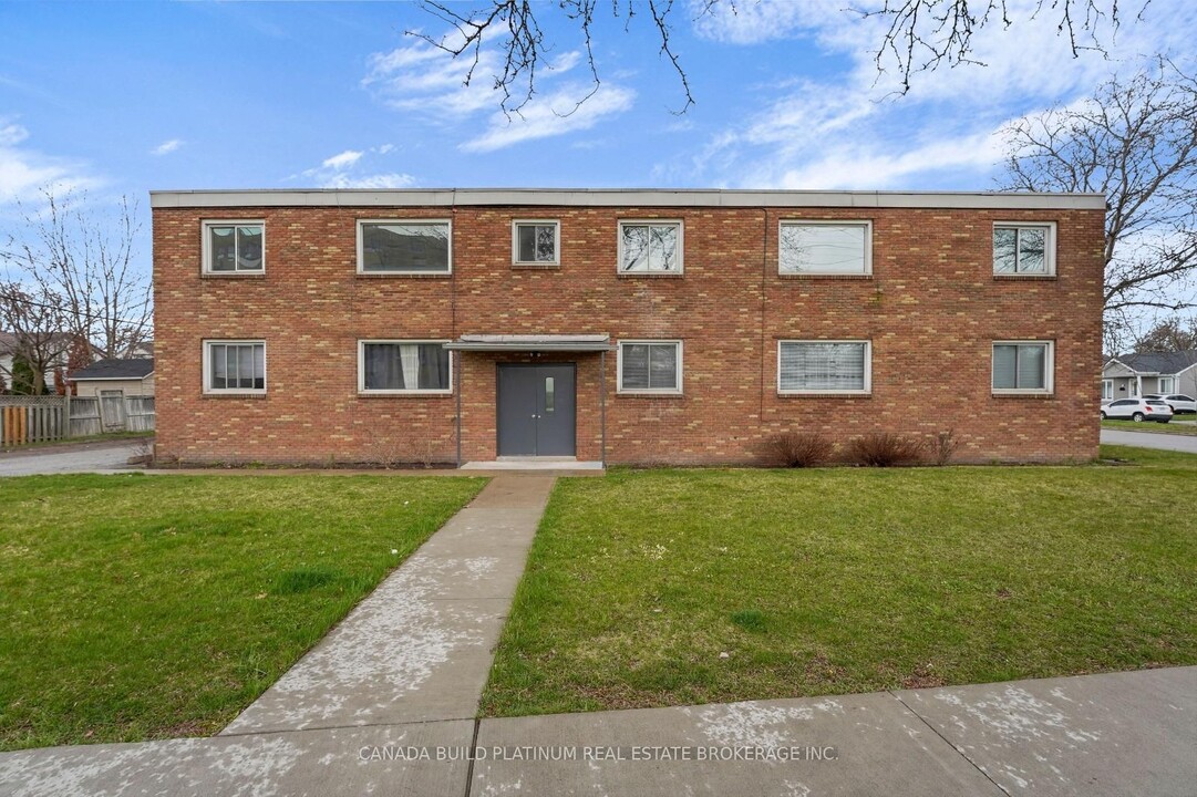 1985 College Av in Windsor, ON - Building Photo