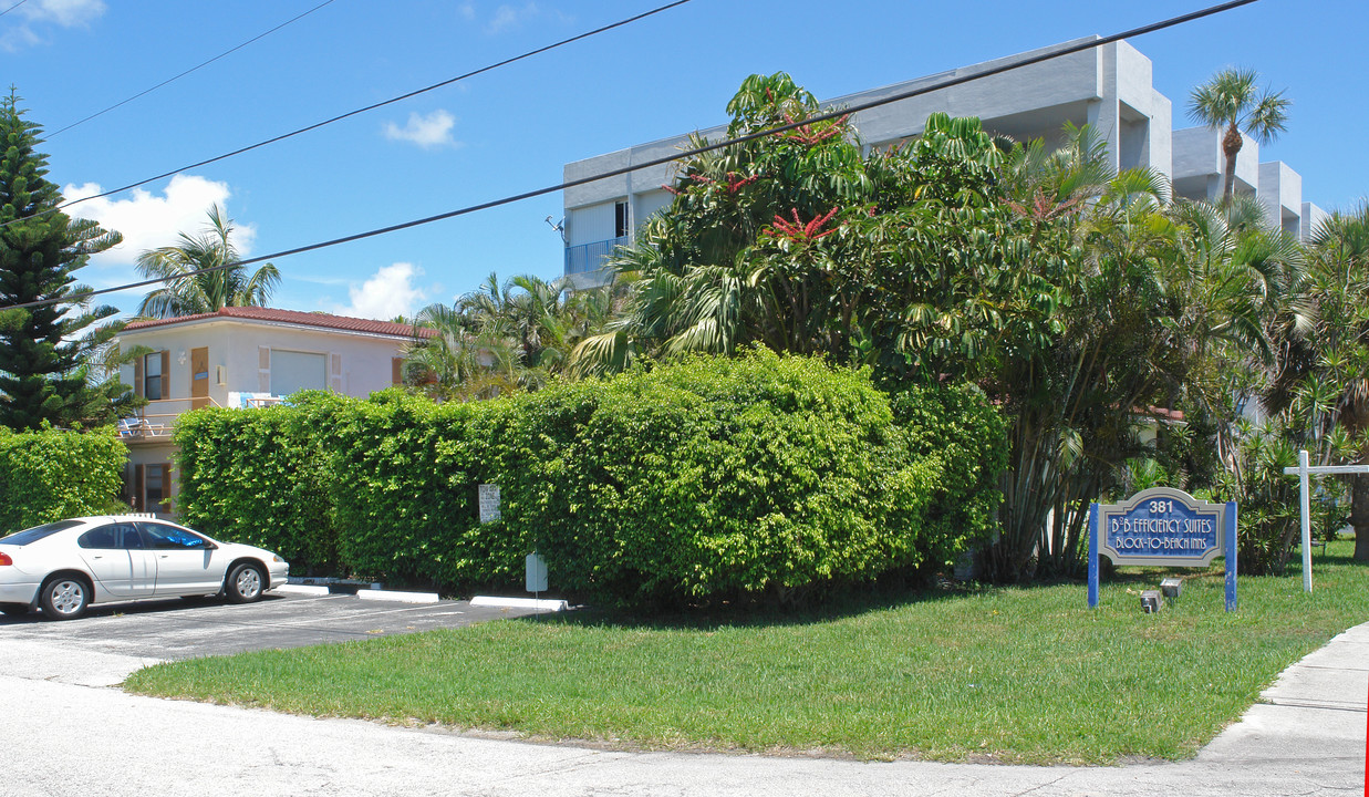 Block To Beach Inn in Deerfield Beach, FL - Building Photo