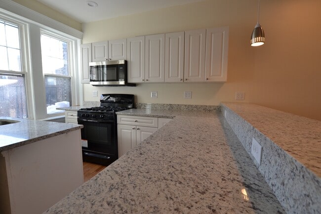 1880 Commonwealth Ave, Unit 14 in Boston, MA - Foto de edificio - Building Photo