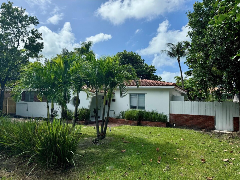 738 Fernwood Rd in Key Biscayne, FL - Building Photo