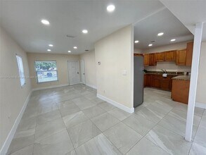 610 E 8th Ave in Hialeah, FL - Foto de edificio - Building Photo