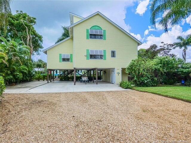 765 SW Rustic Cir in Stuart, FL - Building Photo