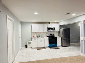 13104 Bay Hill Dr in Beltsville, MD - Foto de edificio - Building Photo