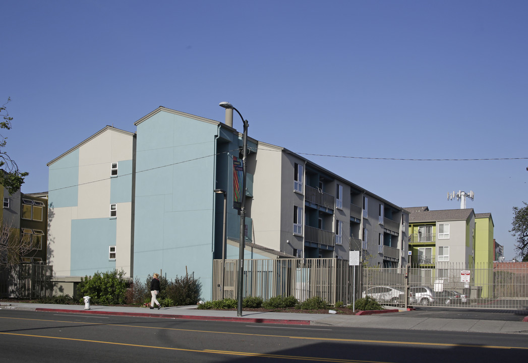 Keller Plaza in Oakland, CA - Building Photo