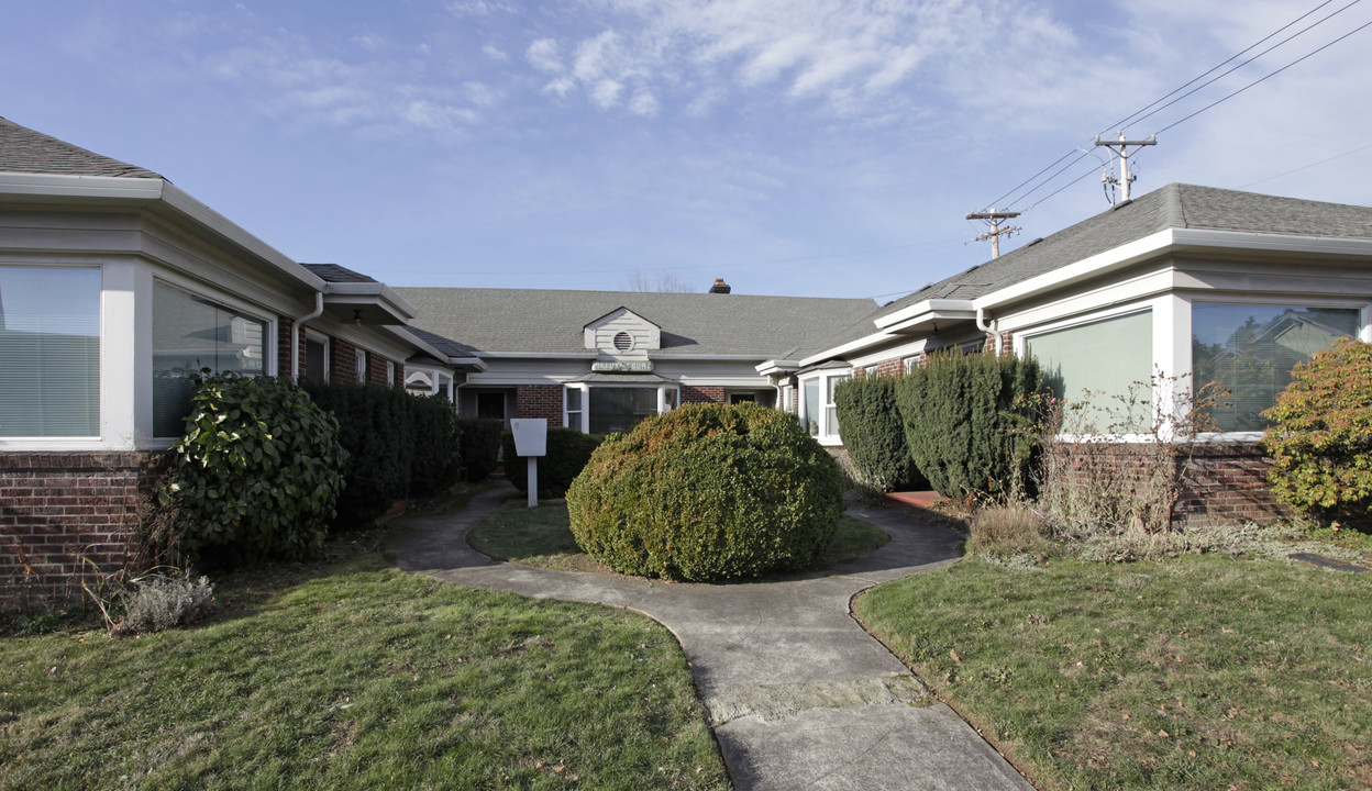 Deluxe Court in Vancouver, WA - Building Photo