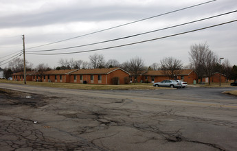 Charles Crest Apartments in Rossford, OH - Building Photo - Building Photo