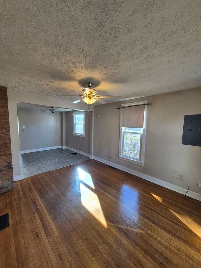 208 W Miller St in Bloomington, IL - Building Photo - Building Photo