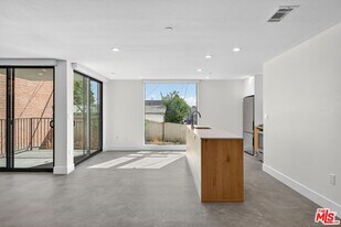 2412 Eads St in Los Angeles, CA - Building Photo