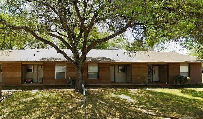 606 E Kennedy Ave in Sabinal, TX - Building Photo - Building Photo