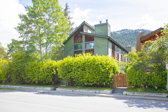 136 Muskrat St in Banff, AB - Building Photo - Building Photo