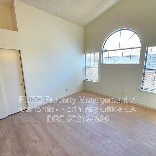 869 Maria Dr in Petaluma, CA - Building Photo - Building Photo