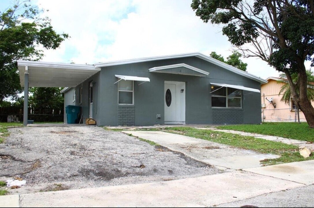 2481 NW 1st St in Boynton Beach, FL - Building Photo
