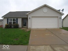 2704 Winding Creek Ln in Greenfield, IN - Building Photo