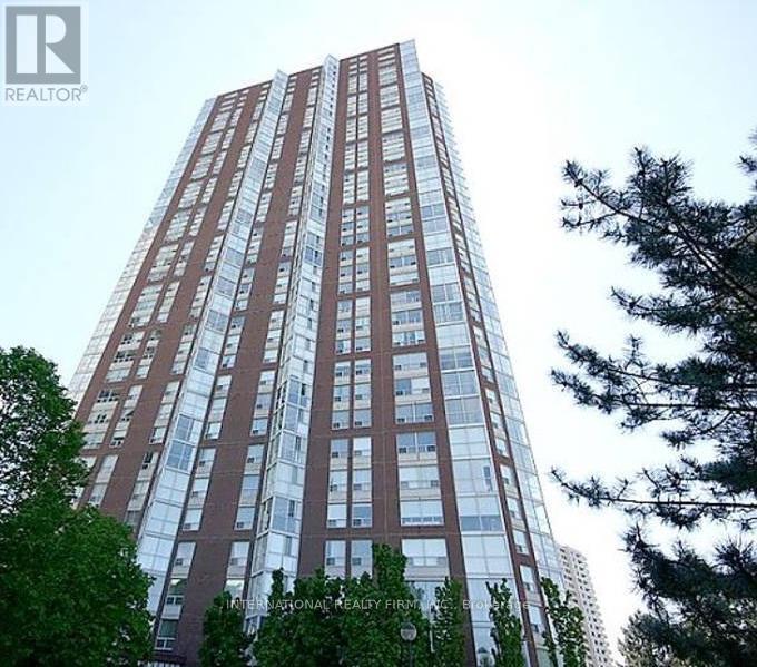 5 Concorde Pl in Toronto, ON - Building Photo