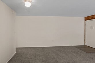 Parkview Estates in Brooklyn, OH - Foto de edificio - Interior Photo