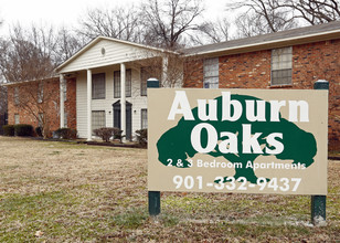 Colonial Village Apartments in Memphis, TN - Building Photo - Building Photo