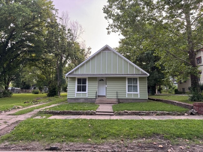 property at 834 N Sycamore Rd