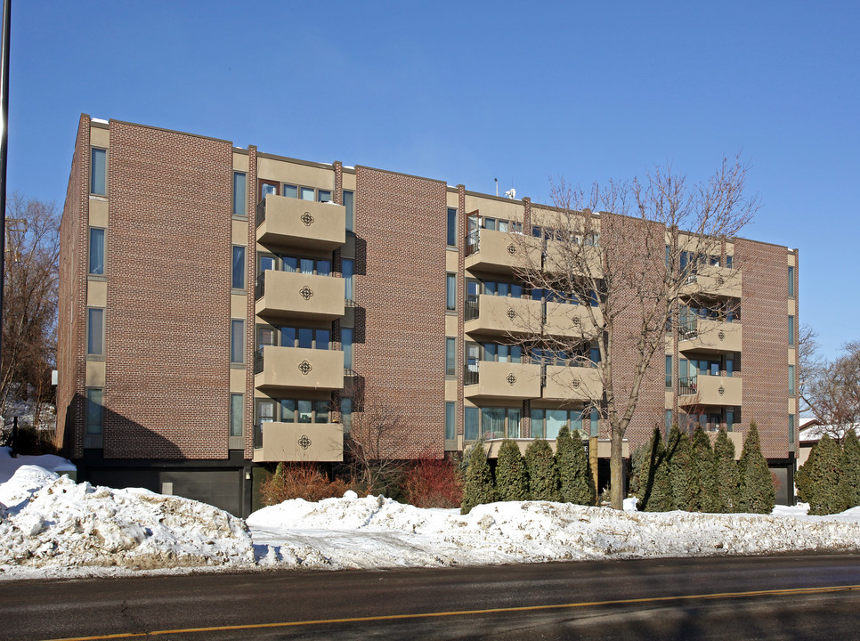 Skyline Condominiums in St. Paul, MN - Building Photo