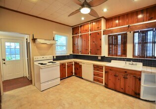 201 W Columbia St in Weatherford, TX - Building Photo - Building Photo