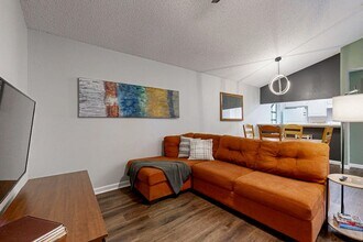 961 Cedarland Blvd in Arlington, TX - Foto de edificio - Building Photo