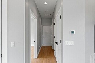 1050 W Cornelia Ave in Chicago, IL - Building Photo - Building Photo