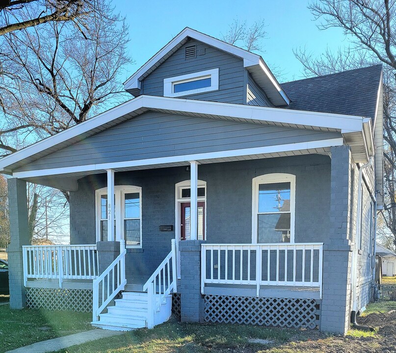 821 Pine St in East Alton, IL - Building Photo