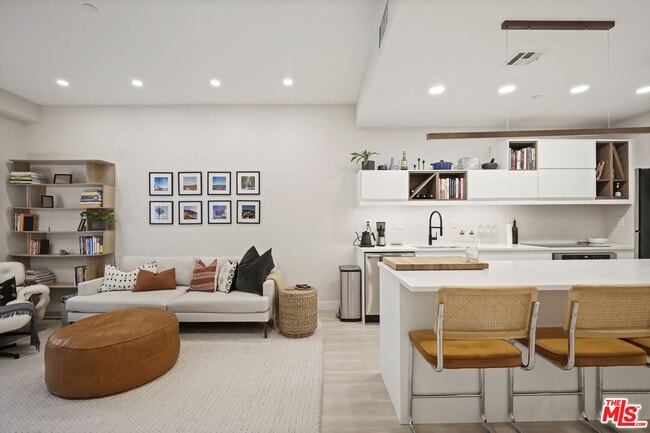 630W W 6th St in Los Angeles, CA - Building Photo - Building Photo