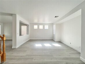 8352 Crown Peak Ave in Las Vegas, NV - Foto de edificio - Building Photo