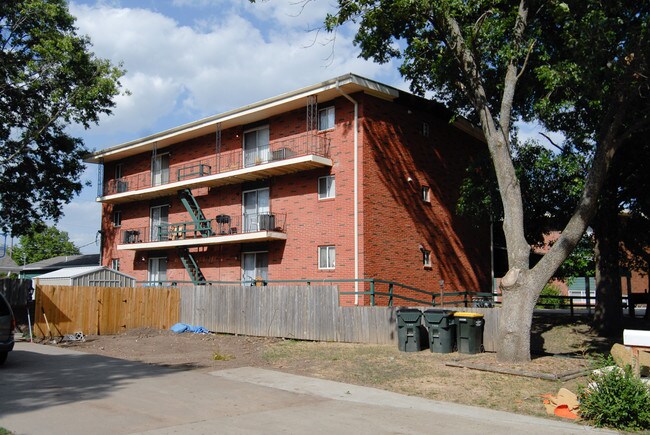 1102 W 24th St in Lawrence, KS - Foto de edificio - Building Photo