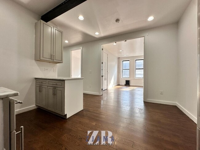 410 Eastern Pkwy in Brooklyn, NY - Building Photo - Building Photo