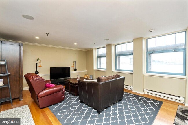 property at 7 N Christopher Columbus Blvd