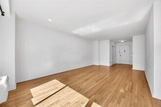 382 West Dr in New York, NY - Building Photo - Building Photo