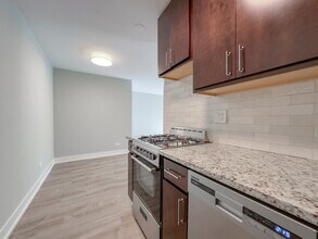 503 W Barry Ave, Unit J01W in Chicago, IL - Foto de edificio - Building Photo