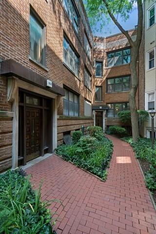 Barry Apartments in Chicago, IL - Building Photo