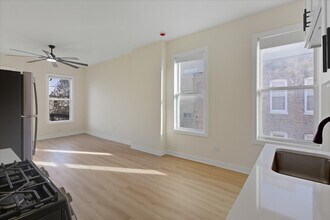 1322 W Ohio St, Unit 2R in Chicago, IL - Foto de edificio - Building Photo